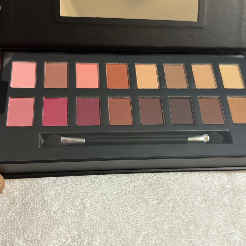🆕 TAHARI BEAUTY Matte-Terialist Eyeshadow Palette